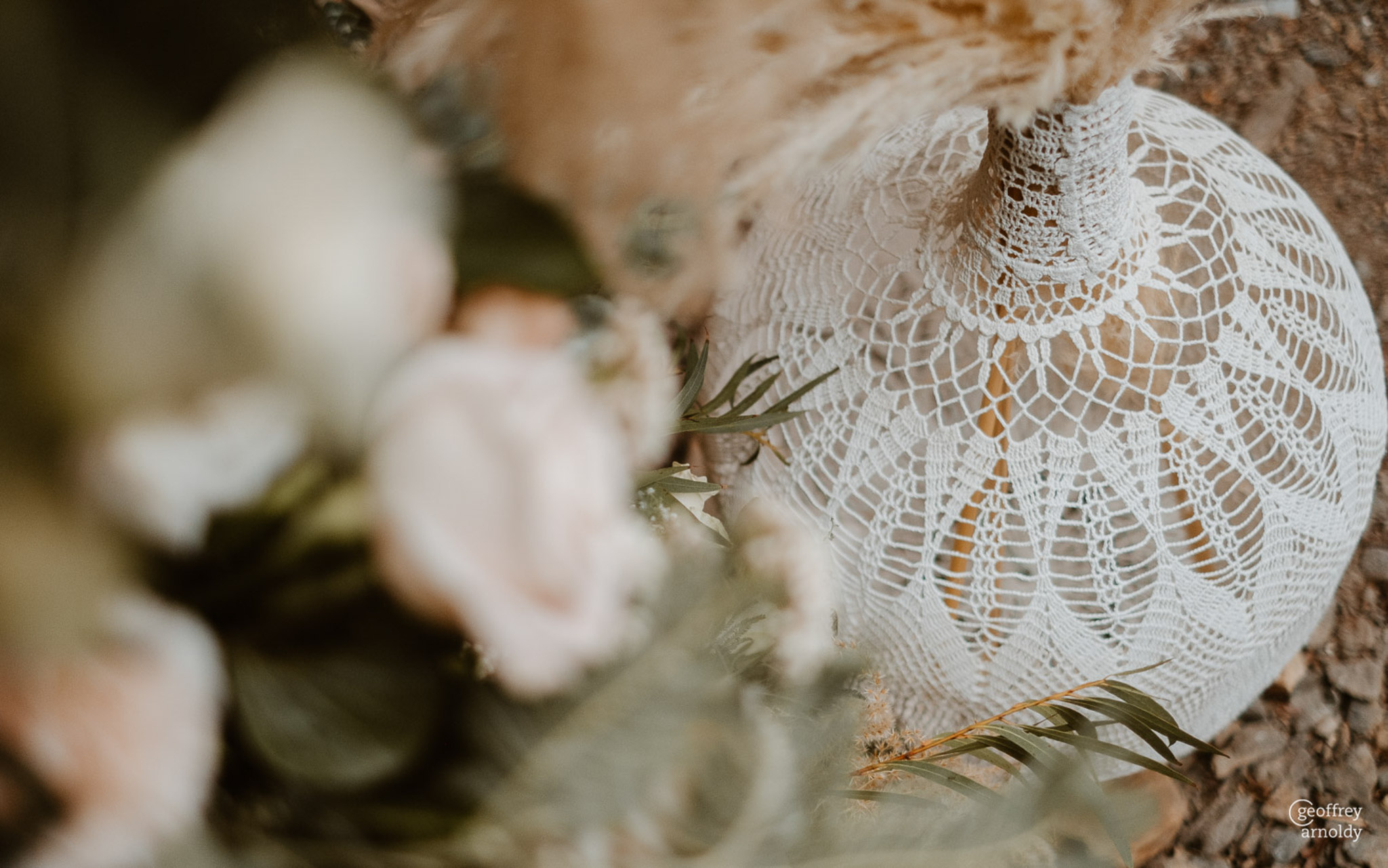 déco de mariage maillO design, dame Jeanne dentelle pour cérémonie laïque dans l'ancienne forge du Manoir de la Jahotiere à Abbaretz en pays de la Loire