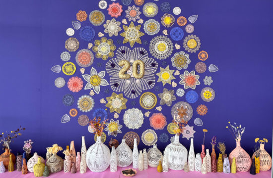 scénographie maillO design d'un mandala et soliflores en dentelle pour l'anniversaire du salon créativa au parc des expositions de Rouen en 2022.