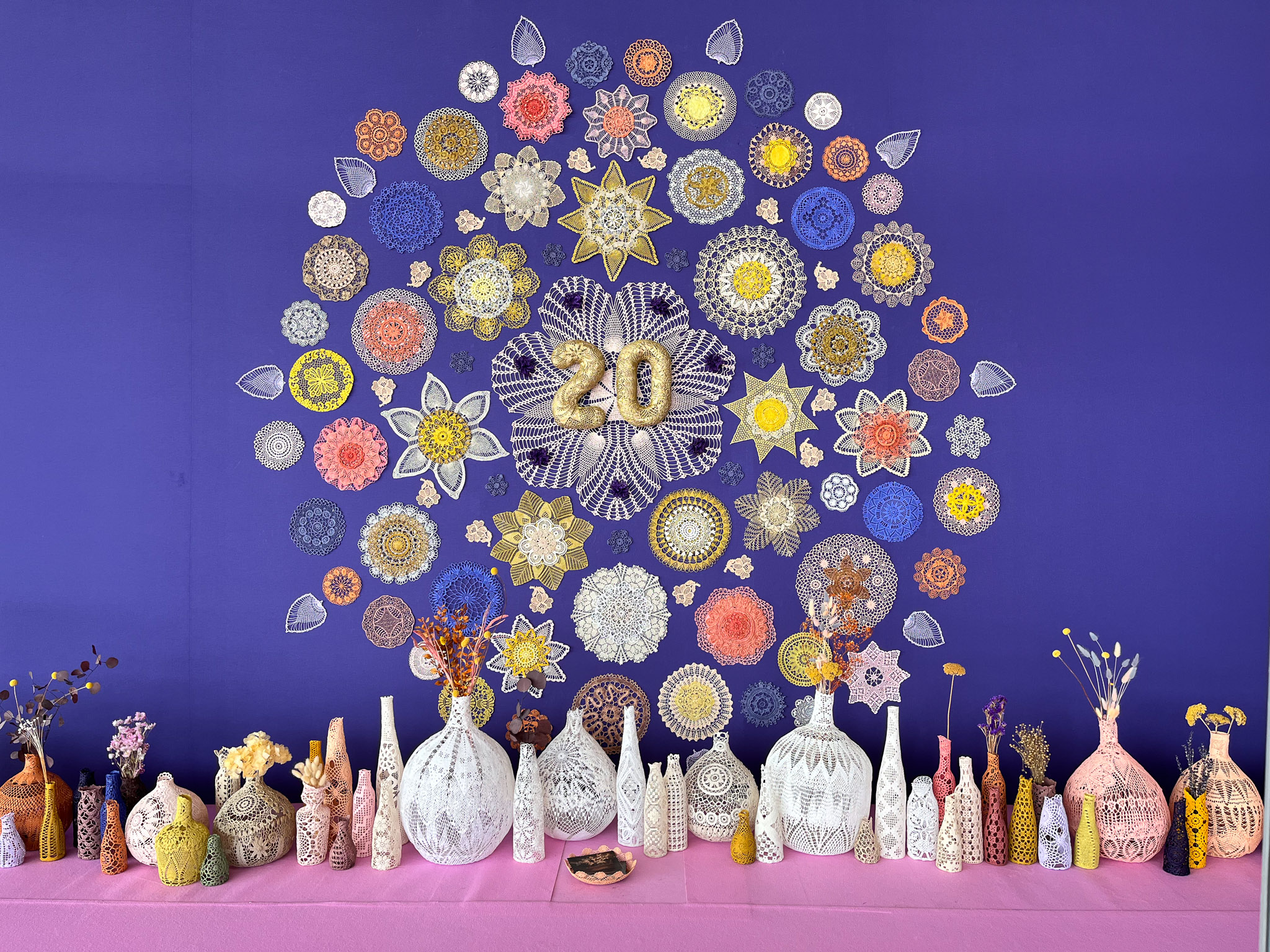 scénographie maillO design d'un mandala et soliflores en dentelle pour l'anniversaire du salon créativa au parc des expositions de Rouen en 2022.