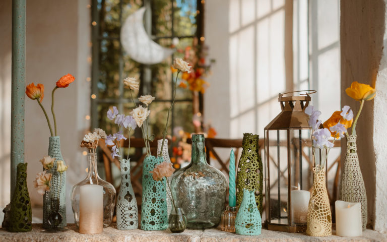 fleurs et soliflore dentelle, décoration mariage coloré château du Hallay, Vendée, Pays de la Loire