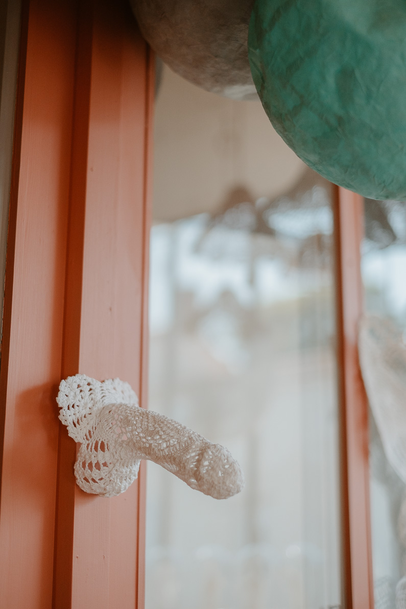 patriarcat, décoration phallus dentelle blanc dans l'atelier maillOdesign à Cugand Vendée